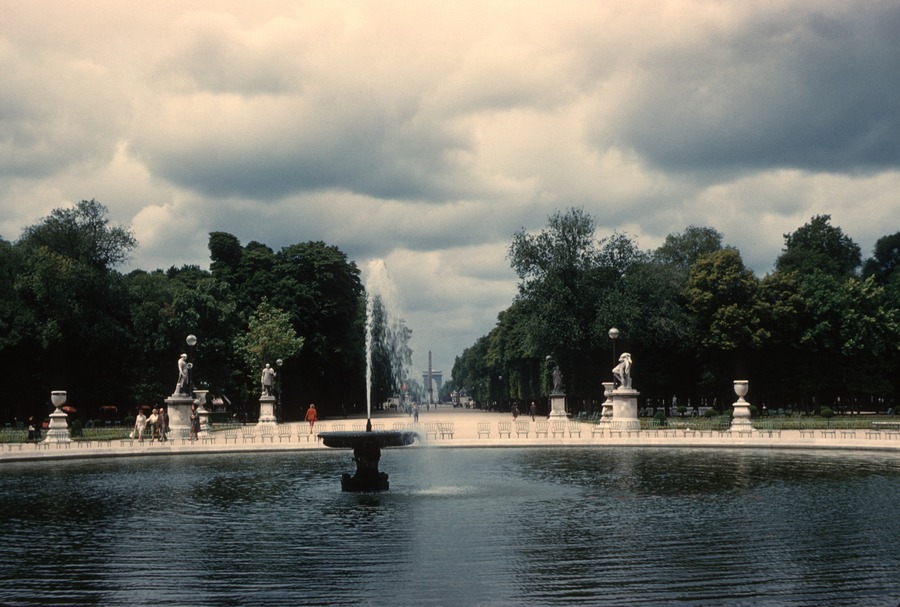201 Tuileries looking down Allee Centrale