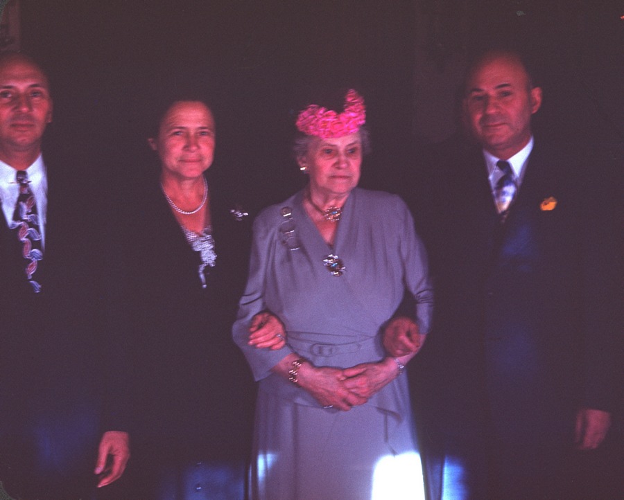 1946 08 Norm Sr Florence Lottie Robert