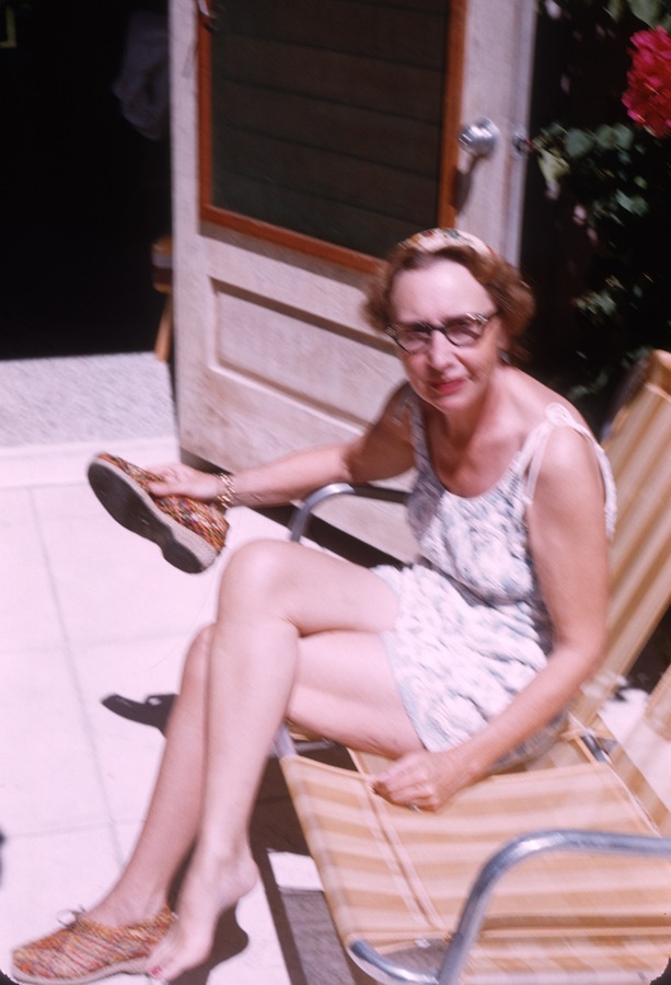 Delray 1954 08 Mildred going or coming