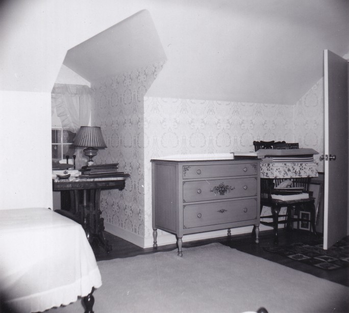 38Ken-20-Upstairs-Bedroom
