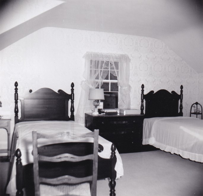 38Ken-21-Upstairs-Bedroom